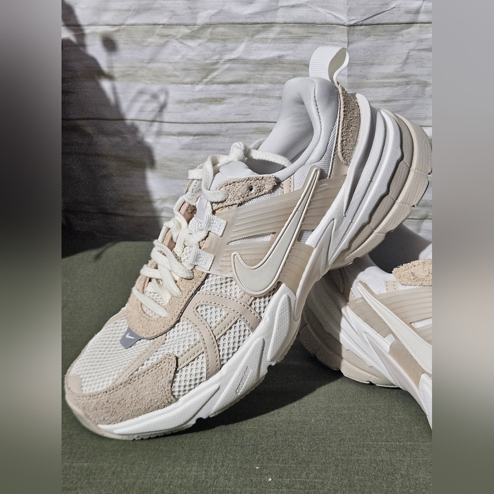 Nike Women's Cream and White Sneakers Size 9.5 - Picture 2 of 11